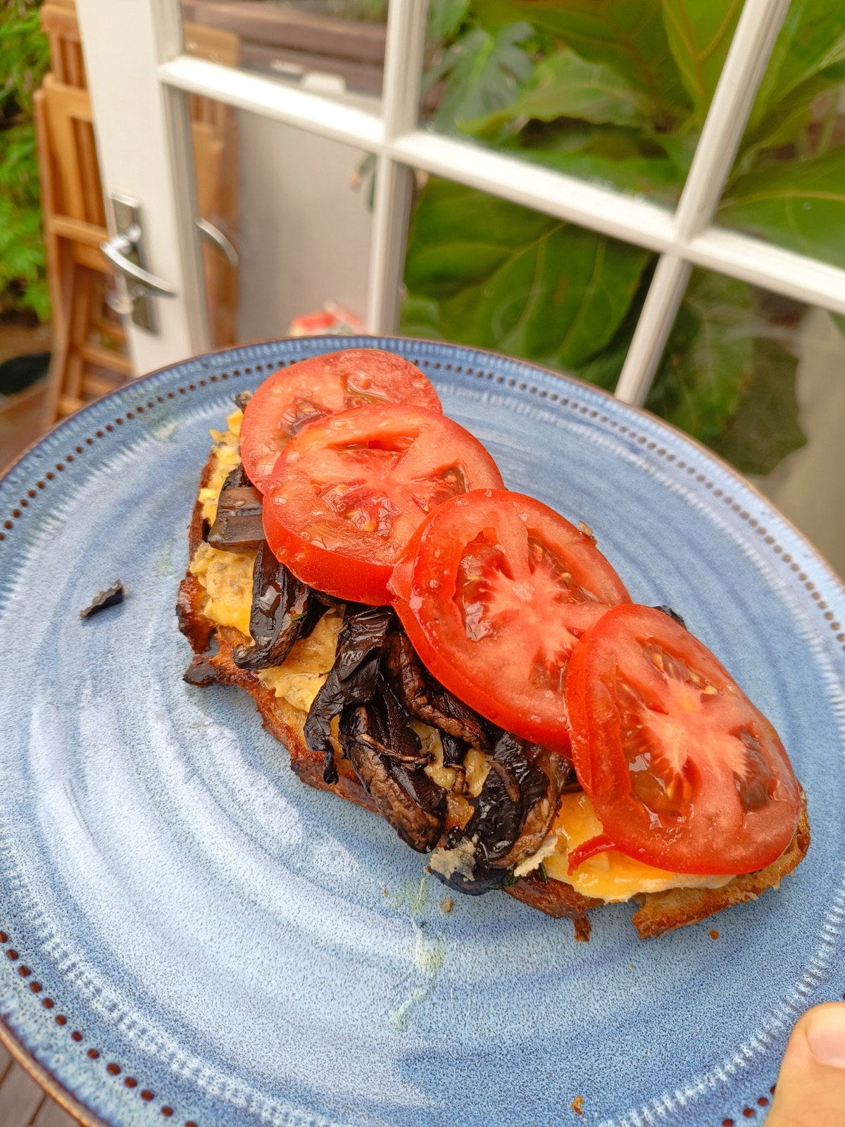 Eggs and mushrooms on toast (salt your tomato)